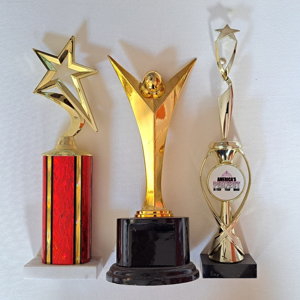 Gold and Red Star Trophy Set Of 3 - Picture 1 of 13